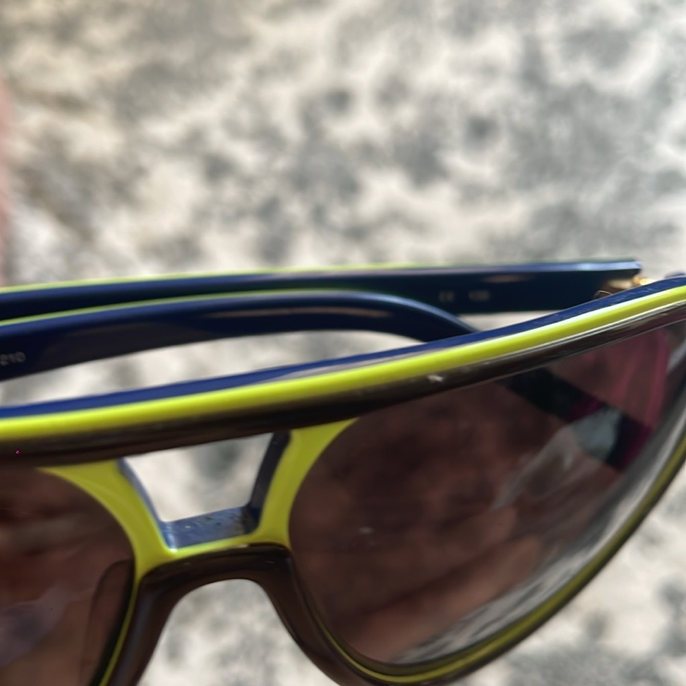 Lacoste Sunglasses ✨ - Picture 4 of 4